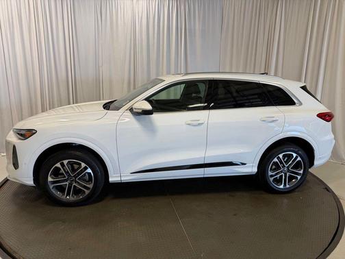 White 2025 Audi Q5 2.0T Premium