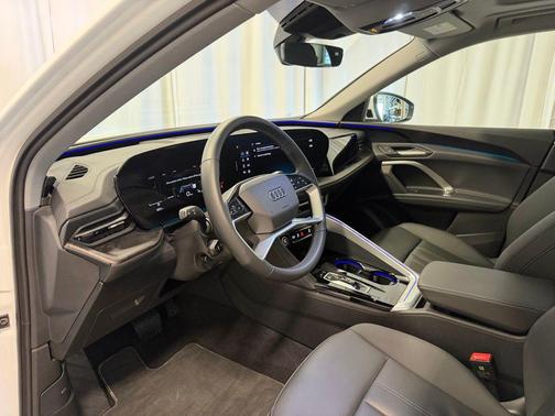 White 2025 Audi Q5 2.0T Premium