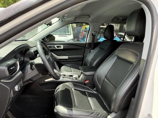 Star White 2022 Ford Explorer XLT