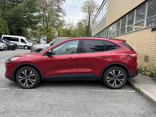 Rapid Red Metallic Tinted Clearcoat 2022 Ford Escape SE