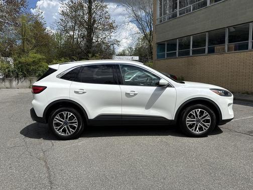 Star White 2022 Ford Escape SEL