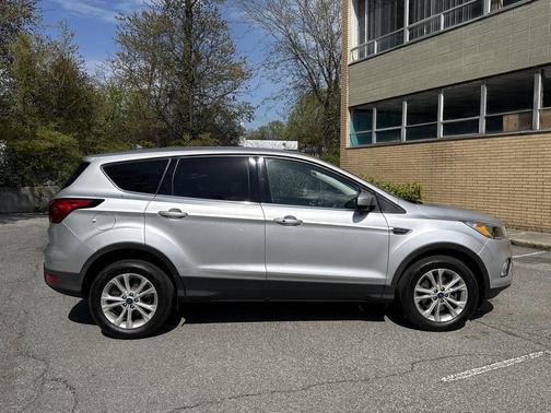 Ingot Silver Metallic 2019 Ford Escape SE