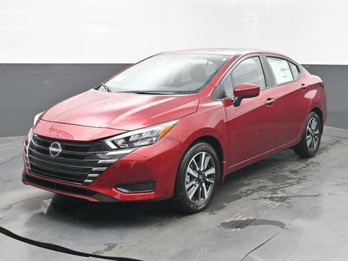 Scarlet Ember 2025 Nissan Versa 1.6 SV