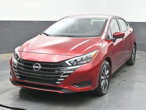 Scarlet Ember 2025 Nissan Versa 1.6 SV