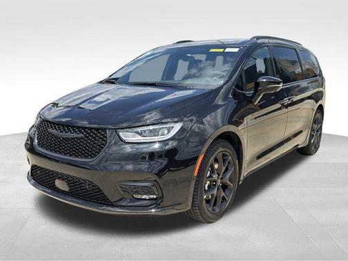 Diamond Black Crystal Pearlcoat 2026 Chrysler Pacifica L
