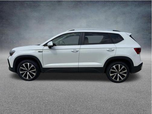 White 2023 Volkswagen Taos 1.5T SE