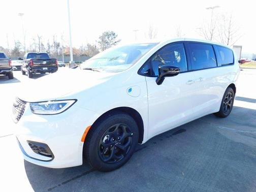2024 Chrysler Pacifica Hybrid S Appearance Pkg
