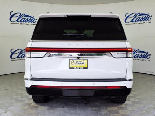 White 2023 Lincoln Navigator Reserve