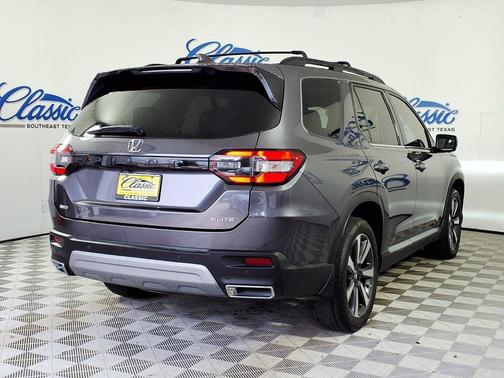 Gray 2023 Honda Pilot AWD Elite