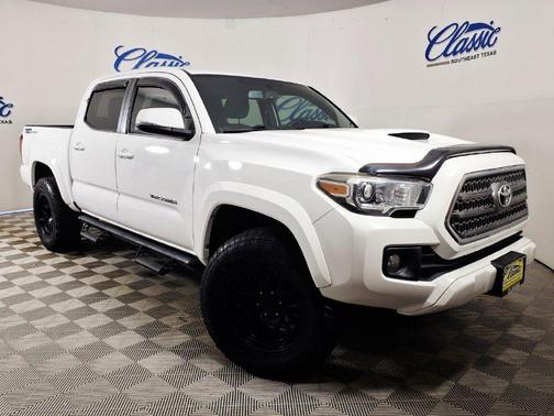 White 2017 Toyota Tacoma SR5