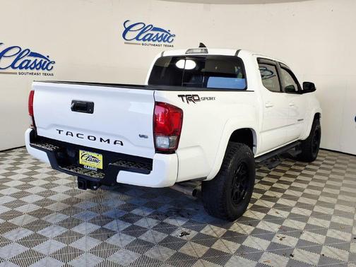 White 2017 Toyota Tacoma SR5