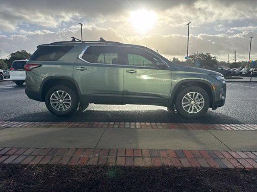Silver Sage Metallic 2022 Chevrolet Traverse LT Cloth