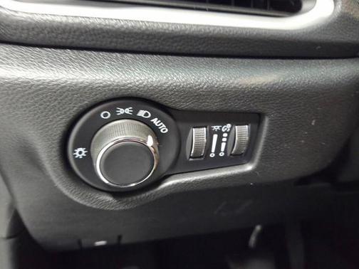 Bright White Clearcoat 2027 Chrysler Pacifica L