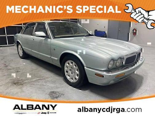 Gold 2000 Jaguar XJ8 Base