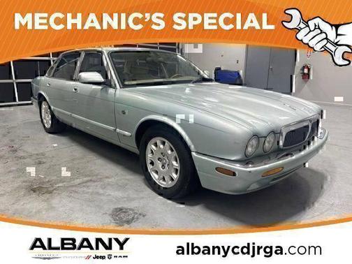 Gold 2000 Jaguar XJ8 Base