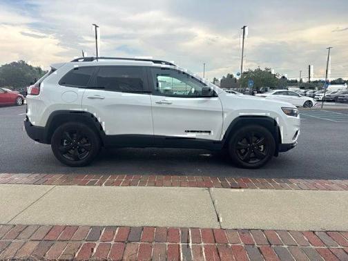 Bright White Clearcoat 2023 Jeep Cherokee Altitude