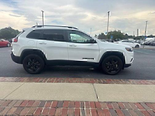 Bright White Clearcoat 2023 Jeep Cherokee Altitude