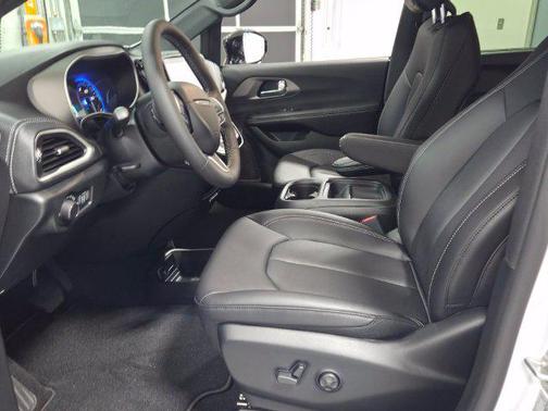 Bright White Clearcoat 2027 Chrysler Pacifica L