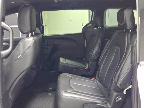 Bright White Clearcoat 2027 Chrysler Pacifica L