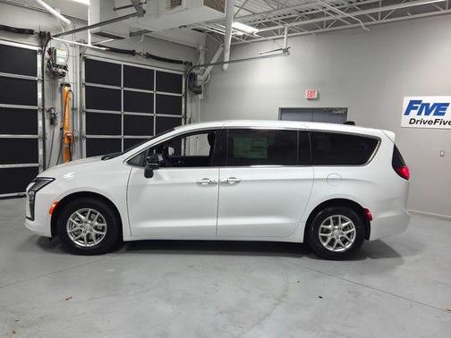 Bright White Clearcoat 2027 Chrysler Pacifica L