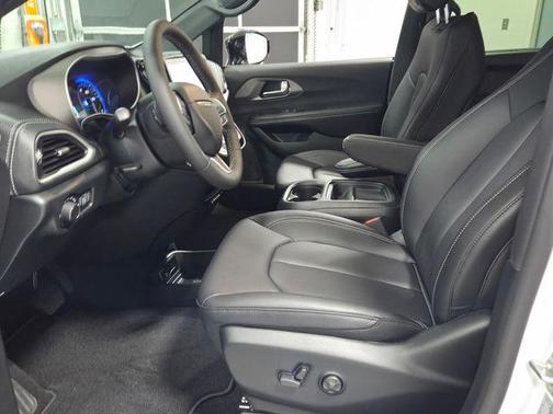 Bright White Clearcoat 2027 Chrysler Pacifica L