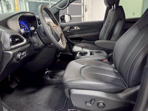 Diamond Black Crystal Pearlcoat 2027 Chrysler Pacifica L