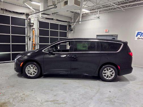Diamond Black Crystal Pearlcoat 2027 Chrysler Pacifica L
