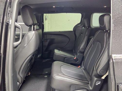 Diamond Black Crystal Pearlcoat 2027 Chrysler Pacifica L