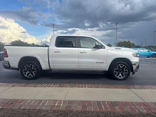 Ivory White Tri-Coat Pearlcoat 2025 RAM 1500 Laramie