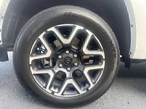 Ivory White Tri-Coat Pearlcoat 2025 RAM 1500 Laramie