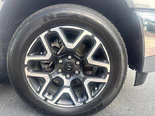 Ivory White Tri-Coat Pearlcoat 2025 RAM 1500 Laramie