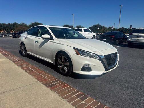 Pearl White Tricoat 2021 Nissan Altima 2.5 SL