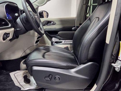 Diamond Black Crystal Pearlcoat 2024 Chrysler Pacifica Hybrid Select
