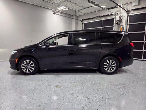 Diamond Black Crystal Pearlcoat 2024 Chrysler Pacifica Hybrid Select