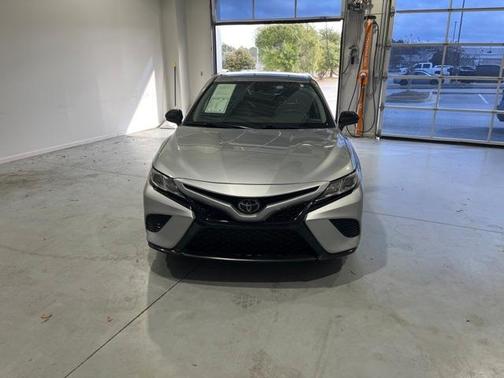Photo 3 of 33 of 2020 Toyota Camry SE