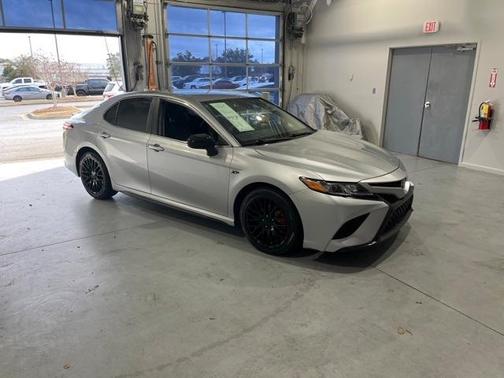Photo 2 of 33 of 2020 Toyota Camry SE