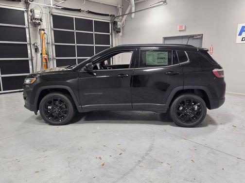 Diamond Black Crystal Pearlcoat 2026 Jeep Compass Latitude
