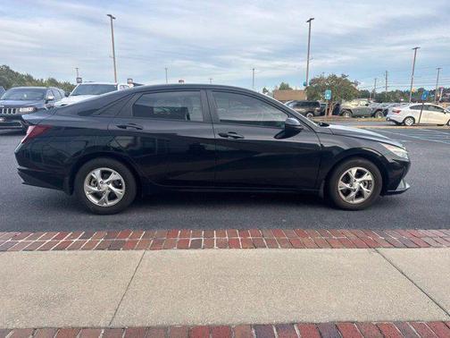Onyx Black 2023 Hyundai ELANTRA SE