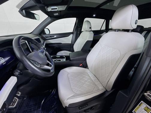Deep Black Pearl 2024 Volkswagen Atlas Cross Sport 2.0T SEL Premium