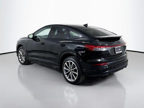 2022 Audi e-tron Premium Plus