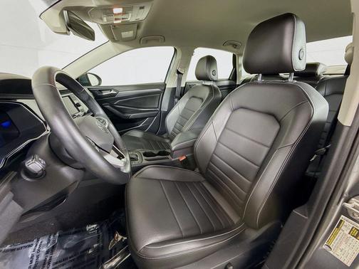 Platinum Gray Metallic 2022 Volkswagen Jetta 1.5T SE