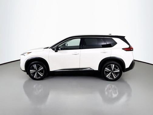 Pearl White Tricoat/Super Black 2021 Nissan Rogue SL