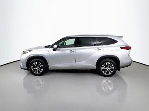Celestial Silver Metallic 2022 Toyota Highlander XLE