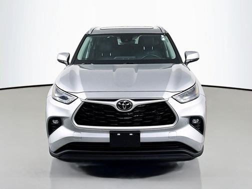 Celestial Silver Metallic 2022 Toyota Highlander XLE