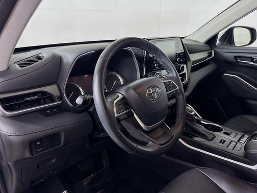 Celestial Silver Metallic 2022 Toyota Highlander XLE