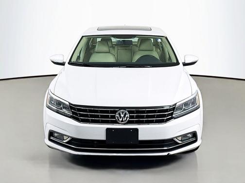 Pure White 2018 Volkswagen Passat 2.0T SE