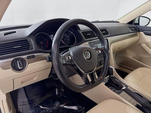 Pure White 2018 Volkswagen Passat 2.0T SE