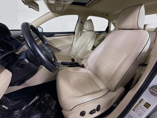 Pure White 2018 Volkswagen Passat 2.0T SE
