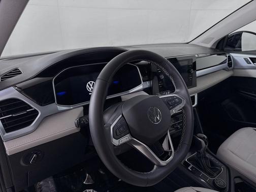 Deep Black Pearl 2025 Volkswagen Taos 1.5T SE