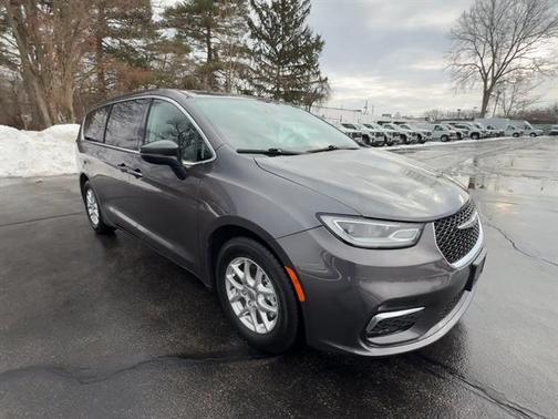 2023 Chrysler Pacifica Touring-L